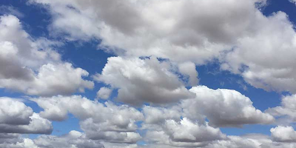 Bendigo GC Eurofox towplane under a cumulus laden sky